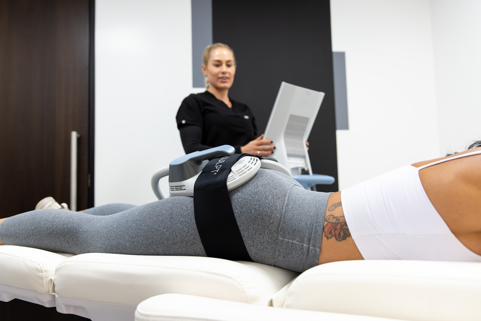 emsculpt treatment on the glutes, pre-vacation tips from entre nous