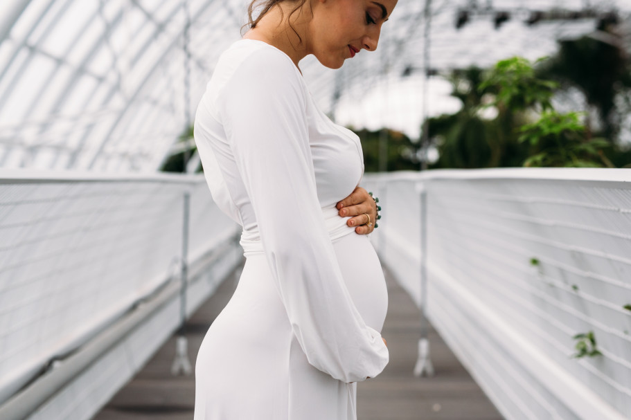 pregnant woman holds her belly | diastasis recti repair in menlo park